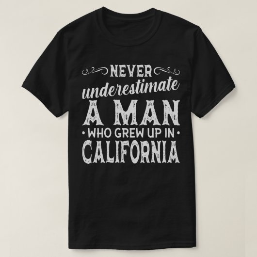 カリフォルニアで育った男性を決して過小評価しない Tシャツ (デザイン正面)