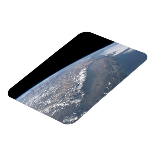 カリフォルニアとネバダは宇宙から見た。 マグネット (左側)