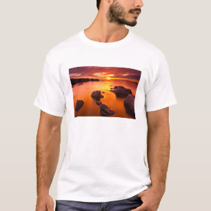 カリフォルニアのオレンジ色の海の風景、夕日 Tシャツ