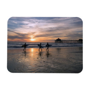 カリフォルニアのサーファーたち(夕焼け時) マグネット