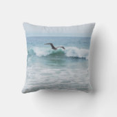 カリフォルニアのビーチのカモメ クッション (裏面)