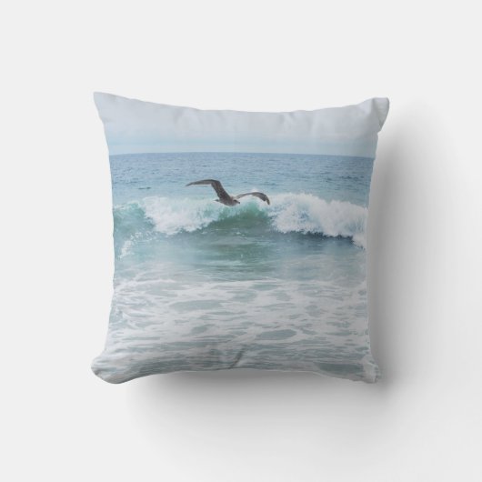 カリフォルニアのビーチのカモメ クッション (正面)