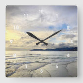 カリフォルニアのピスモビーチドラマチックな雲の日没の写真 スクエア壁時計 (正面)