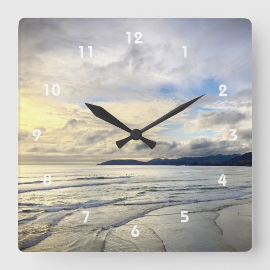 カリフォルニアのピスモビーチドラマチックな雲の日没の写真 スクエア壁時計 (正面)