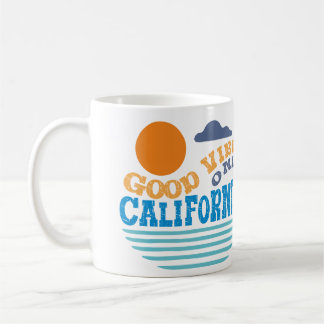 カリフォルニアのマグカップ - レトロなサンセットビーチの「前向きな気持ちのみ」 コーヒーマグカップ
