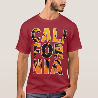 カリフォルニアのワインレッドのパームツリー サンセット Tシャツ