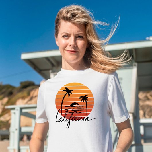 カリフォルニアの夏のグラフィックのオレンジ色のヴィンテージの夕日 Tシャツ