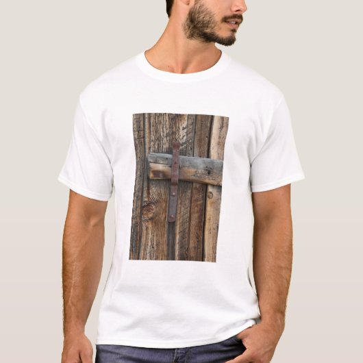 カリフォルニアの木製ドアのクローズアップ Tシャツ (正面)