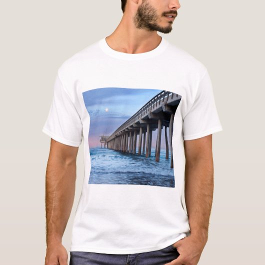 カリフォルニアの桟橋に満月 Tシャツ (正面)