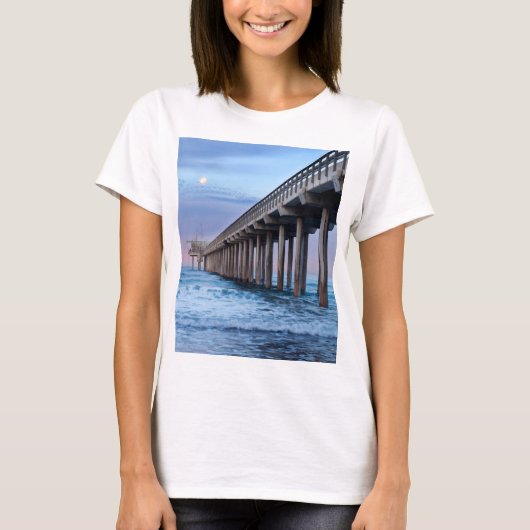 カリフォルニアの桟橋の上の満月 Tシャツ (正面)