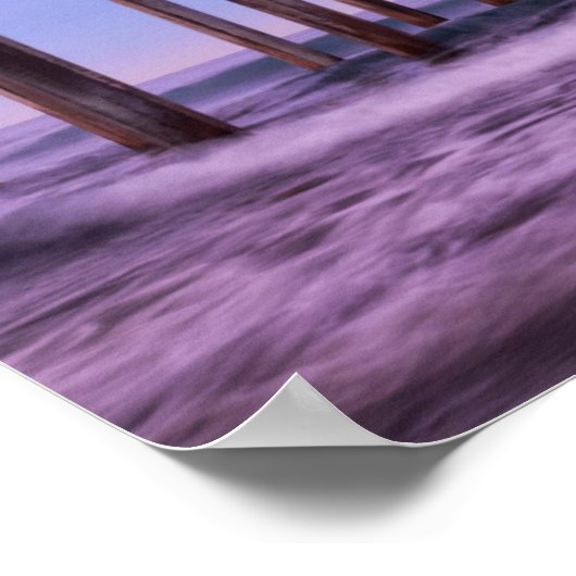 カリフォルニアの桟橋の上の紫色の夜明け ポスター (角)