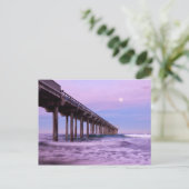 カリフォルニアの桟橋の上の紫色の夜明け ポストカード (スタンド正面)