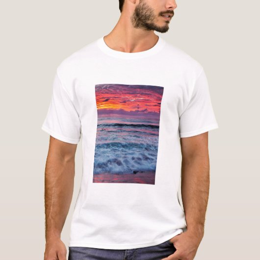 カリフォルニアの海の波の上の日没 Tシャツ (正面)