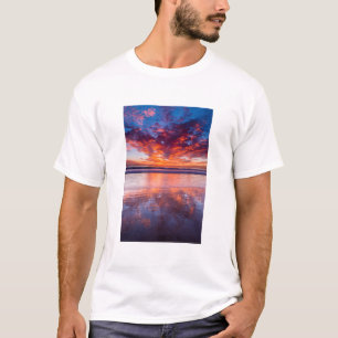 カリフォルニアの海上の赤い夕焼け Tシャツ