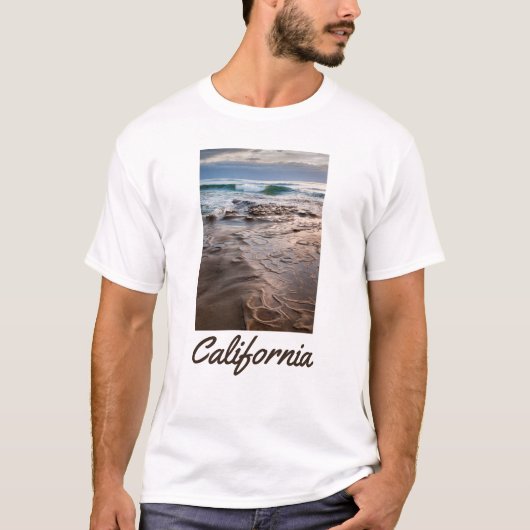 カリフォルニアの海岸で砕ける波 Tシャツ (正面)