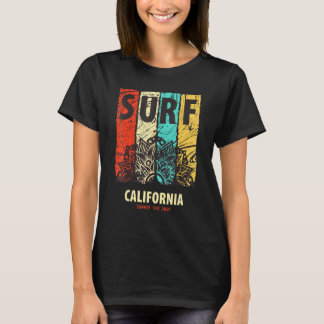 カリフォルニアの海岸をサーフィン 夏の波に乗って Tシャツ