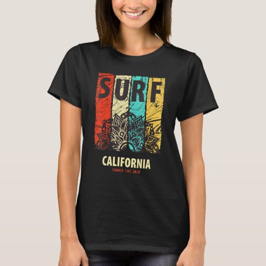 カリフォルニアの海岸をサーフィン 夏の波に乗って Tシャツ (正面)