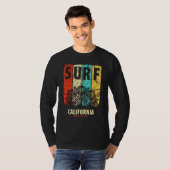 カリフォルニアの海岸をサーフィン 夏の波に乗って Tシャツ (正面フル)