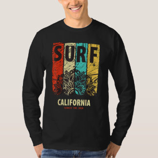 カリフォルニアの海岸をサーフィン 夏の波に乗って Tシャツ