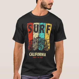 カリフォルニアの海岸をサーフィン 夏の波に乗って Tシャツ