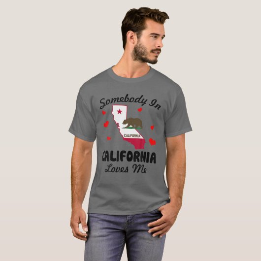 カリフォルニアの誰かが私の贈り物を愛しおもしろいている Tシャツ (正面フル)