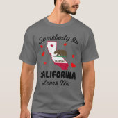カリフォルニアの誰かが私の贈り物を愛しおもしろいている Tシャツ (正面)