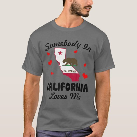 カリフォルニアの誰かが私の贈り物を愛しおもしろいている Tシャツ (正面)