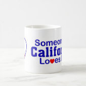 カリフォルニアの誰かは私を愛します コーヒーマグカップ (中央)