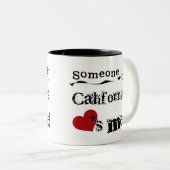 カリフォルニアの誰かは私を愛します ツートーンマグカップ (正面右)