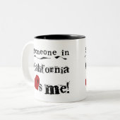 カリフォルニアの誰かは私を愛します ツートーンマグカップ (正面左)
