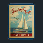 カリフォルニアセーボートヴィンテージトラベル マグネット<br><div class="desc">カリフォルニアのヴィンテージ旅行デザインから航海のこの挨拶は、海の上を帆船でシーグルと豪華なパフィーの白い雲で満たされた青い空を特徴としている。</div>