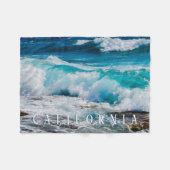 カリフォルニアビーチ、ティール(緑がかった色)波、ホワイト文字 フリースブランケット (正面(横))