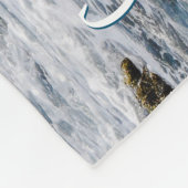 カリフォルニアビーチ、ティール(緑がかった色)波、ホワイト文字 フリースブランケット (角)