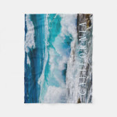 カリフォルニアビーチ、ティール(緑がかった色)波、ホワイト文字 フリースブランケット (正面)