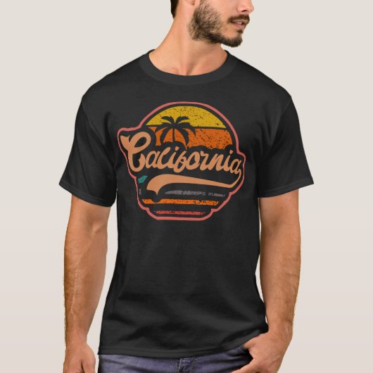 カリフォルニアヴィンテージサンパラダイスライフスタイルバッジ Tシャツ (正面)