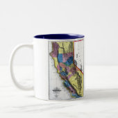 カリフォルニア地図および州の旗 ツートーンマグカップ (左)