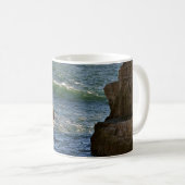 カリフォルニア岩が多い海岸で壊れる波 コーヒーマグカップ (正面右)