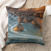 カリフォルニア州のビーチに沿って波 クッション (ブランケット)