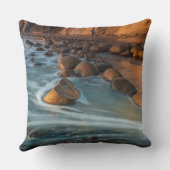 カリフォルニア州のビーチに沿って波 クッション (裏面)