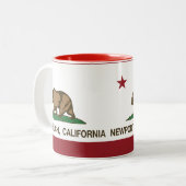 カリフォルニア州の旗ニューポートビーチ ツートーンマグカップ (正面左)