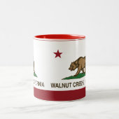 カリフォルニア州の旗Walnut Creek ツートーンマグカップ (中央)