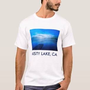 カリフォルニア州の静かな霧の湖の桟橋 Tシャツ