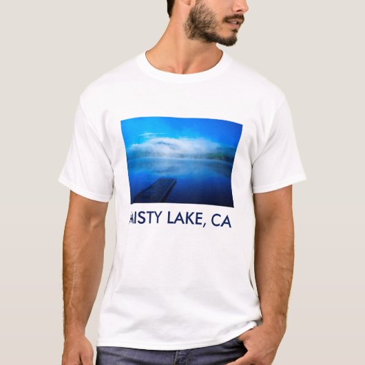 カリフォルニア州の静かな霧の湖の桟橋 Tシャツ (正面)