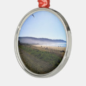 カリフォルニア州クレセントシティビーチのゴージャスな日 メタルオーナメント (左)