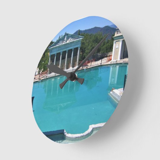 カリフォルニア州サンシメオン、ハースト城の海王星プール ラウンド壁時計 (傾斜)