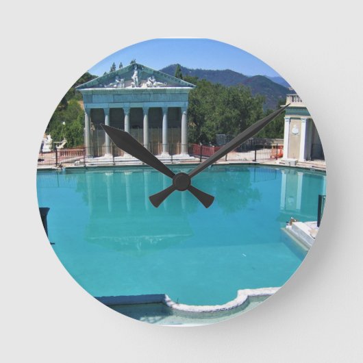 カリフォルニア州サンシメオン、ハースト城の海王星プール ラウンド壁時計 (正面)