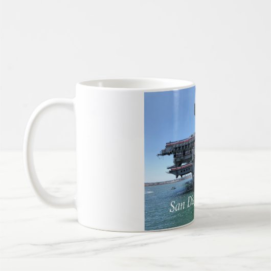 カリフォルニア州サンディエゴのUSS Midway コーヒーマグカップ (左)
