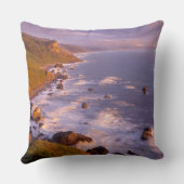 カリフォルニア州セコイアの海岸線 クッション (裏面)