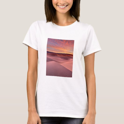 カリフォルニア州デスバレーのピンク砂丘 Tシャツ (正面)