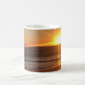 カリフォルニア州ニューポートビーチの夕日 コーヒーマグカップ (中央)